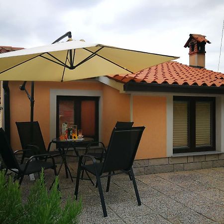 House Ceh Črni Kal Exterior foto